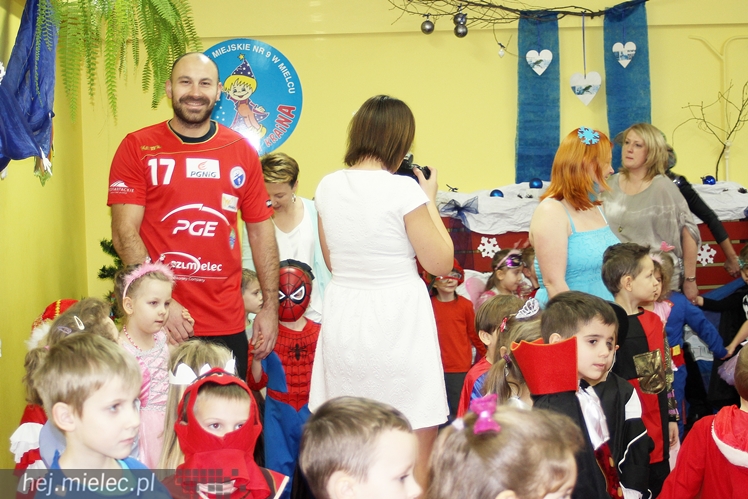 Tego jeszcze nie było! Ręczni pląsali z przedszkolakami!