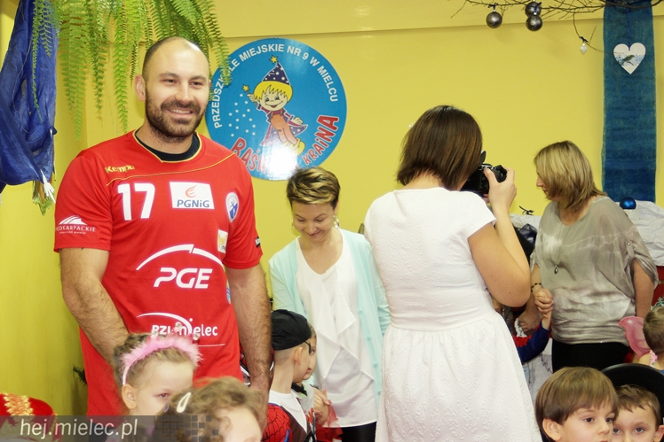 Tego jeszcze nie było! Ręczni pląsali z przedszkolakami!