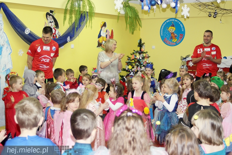 Tego jeszcze nie było! Ręczni pląsali z przedszkolakami!