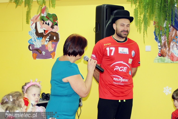 Tego jeszcze nie było! Ręczni pląsali z przedszkolakami!