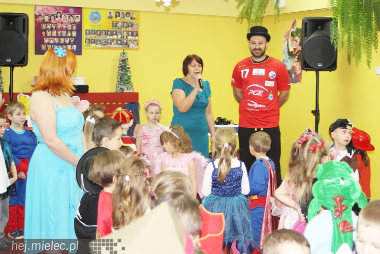 Tego jeszcze nie było! Ręczni pląsali z przedszkolakami!