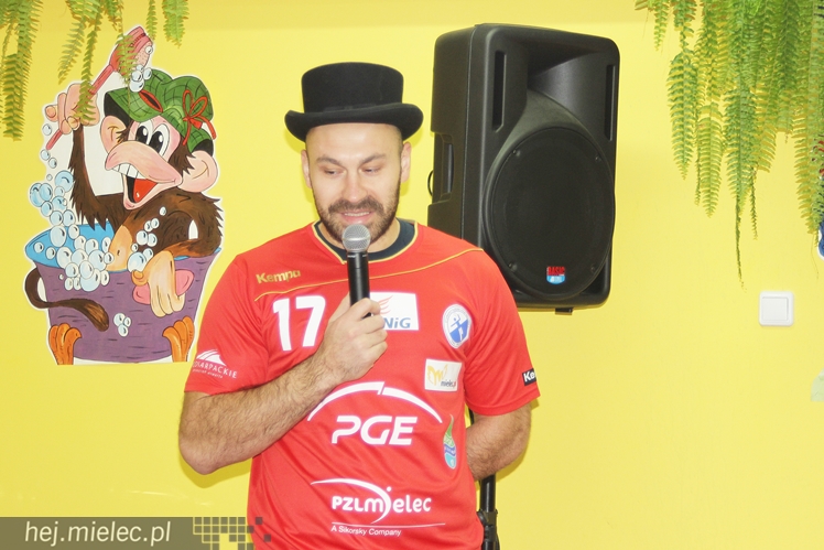 Tego jeszcze nie było! Ręczni pląsali z przedszkolakami!