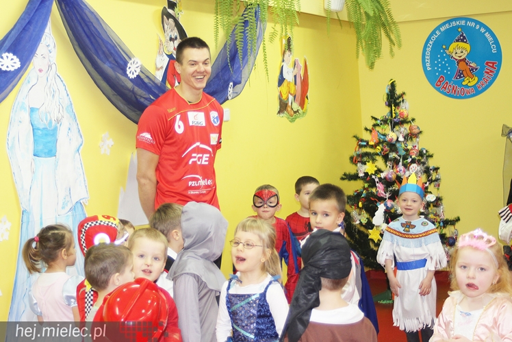 Tego jeszcze nie było! Ręczni pląsali z przedszkolakami!