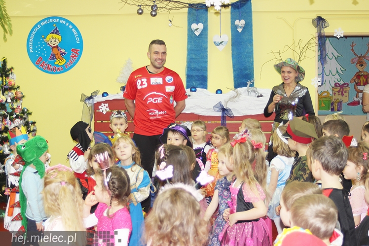 Tego jeszcze nie było! Ręczni pląsali z przedszkolakami!