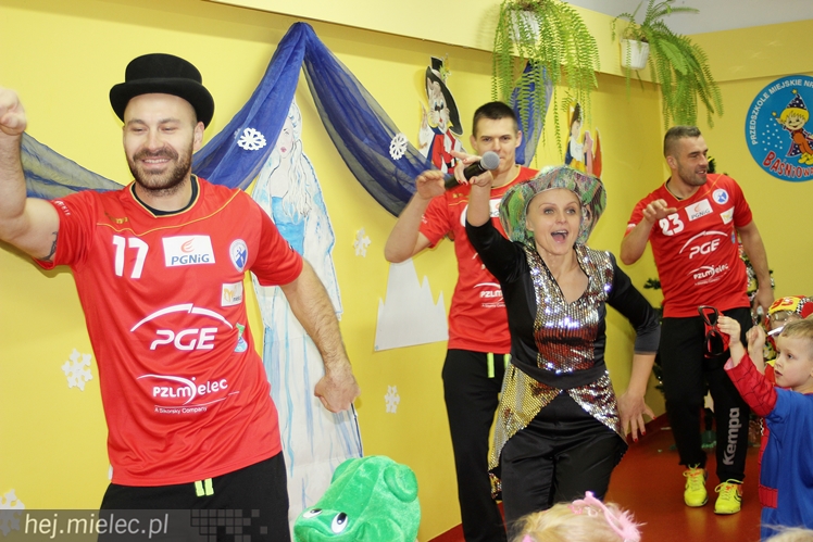 Tego jeszcze nie było! Ręczni pląsali z przedszkolakami!