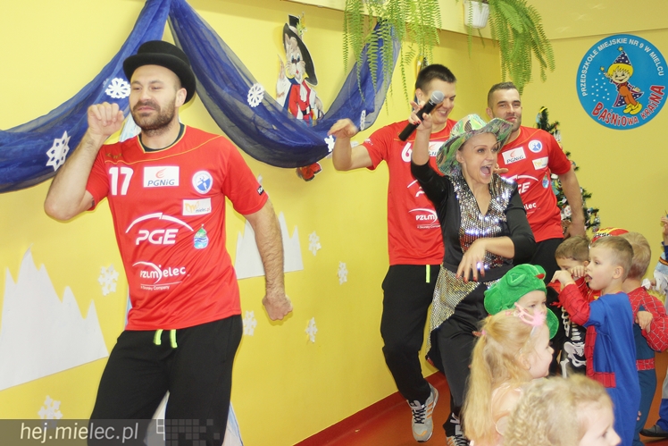 Tego jeszcze nie było! Ręczni pląsali z przedszkolakami!