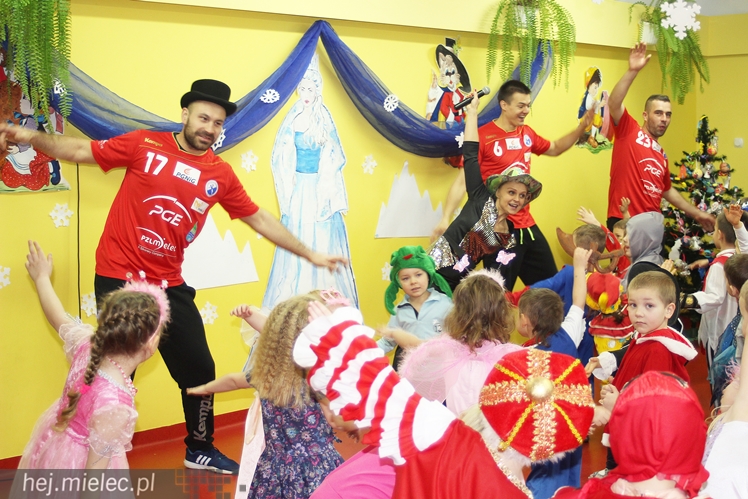 Tego jeszcze nie było! Ręczni pląsali z przedszkolakami!