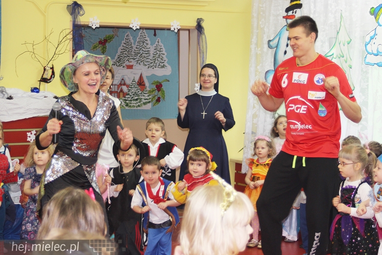 Tego jeszcze nie było! Ręczni pląsali z przedszkolakami!