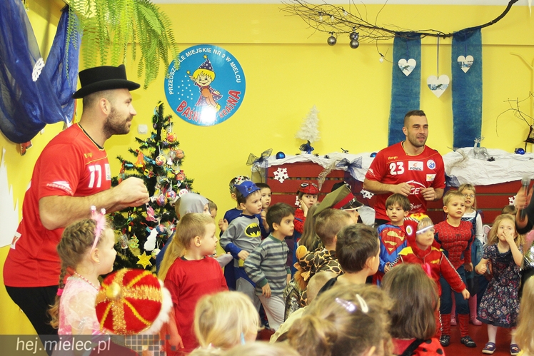 Tego jeszcze nie było! Ręczni pląsali z przedszkolakami!