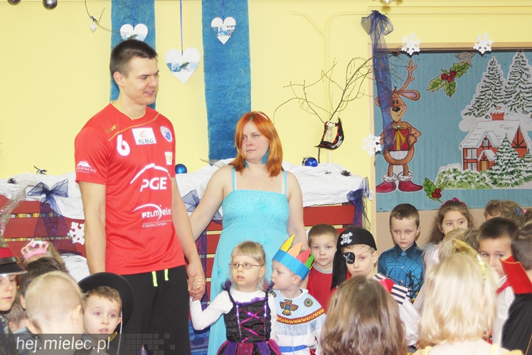 Tego jeszcze nie było! Ręczni pląsali z przedszkolakami!