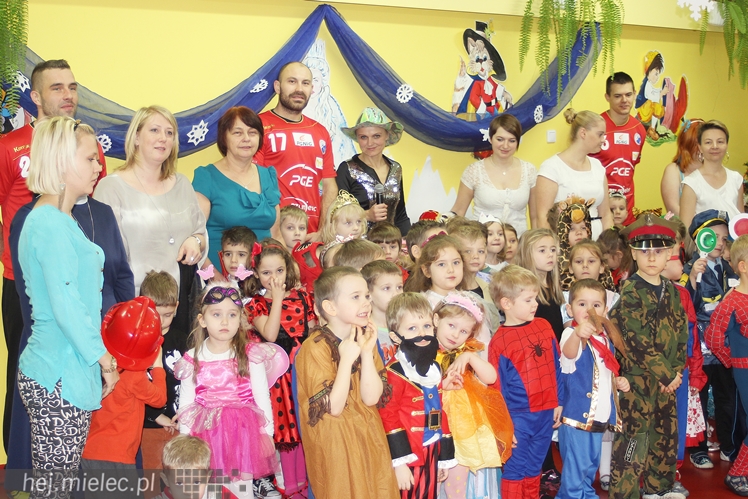 Tego jeszcze nie było! Ręczni pląsali z przedszkolakami!