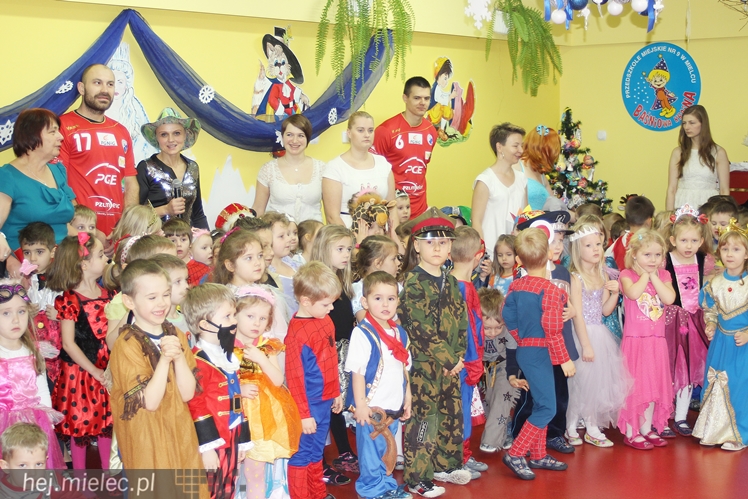 Tego jeszcze nie było! Ręczni pląsali z przedszkolakami!