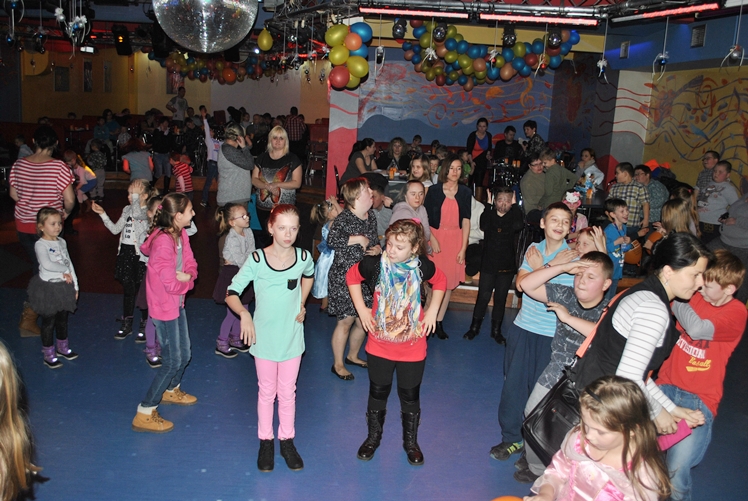 Zabawa choinkowa dla dzieci z Osiedla Niepodległości