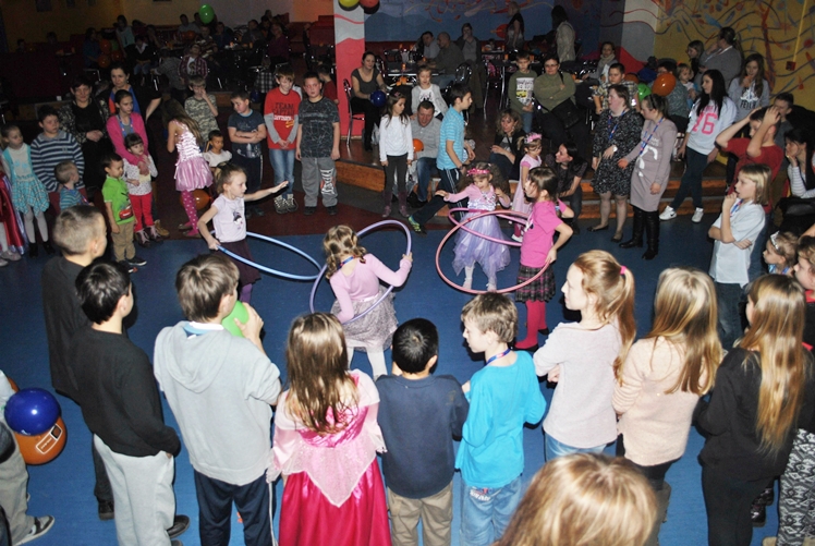 Zabawa choinkowa dla dzieci z Osiedla Niepodległości