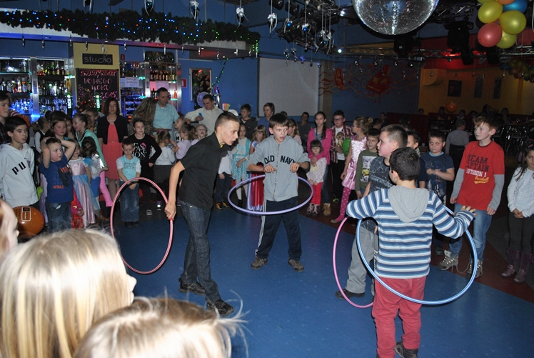 Zabawa choinkowa dla dzieci z Osiedla Niepodległości