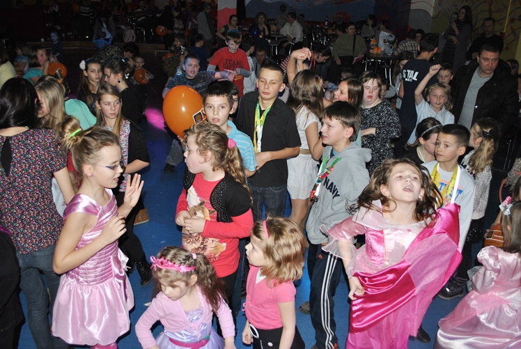 Zabawa choinkowa dla dzieci z Osiedla Niepodległości