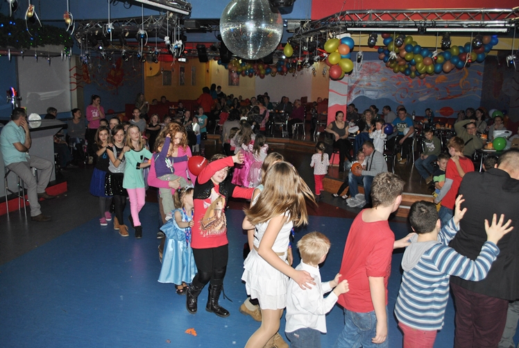 Zabawa choinkowa dla dzieci z Osiedla Niepodległości