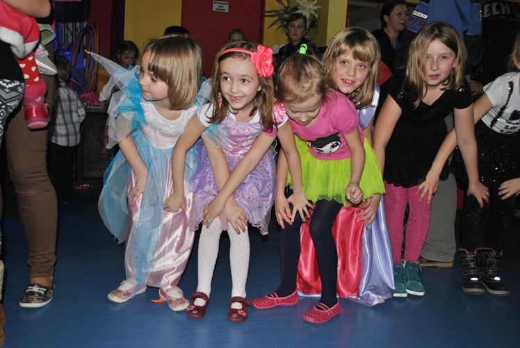 Zabawa choinkowa dla dzieci z Osiedla Niepodległości