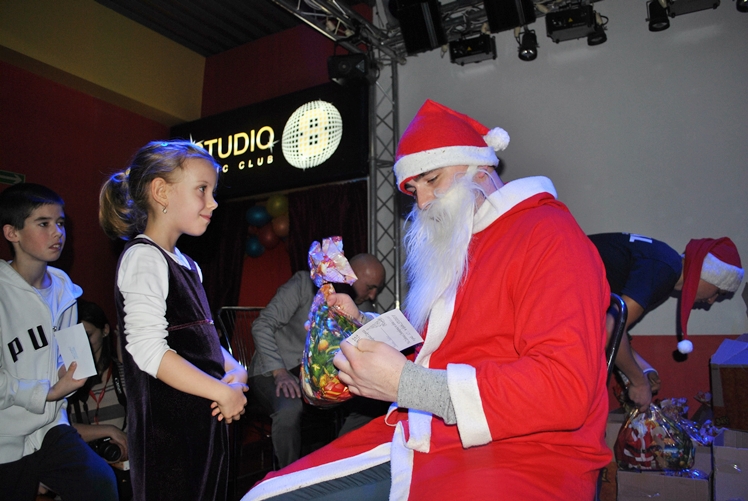 Zabawa choinkowa dla dzieci z Osiedla Niepodległości