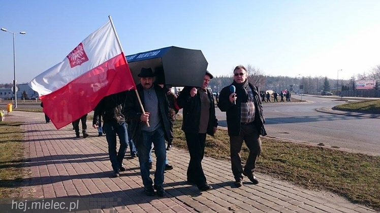 Kilkudziesięciu rolników protestowało na rondzie przy SSE Mielec