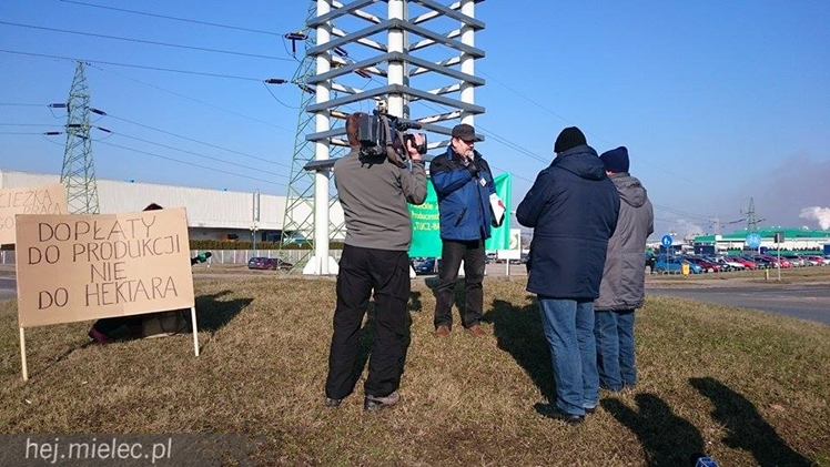Kilkudziesięciu rolników protestowało na rondzie przy SSE Mielec