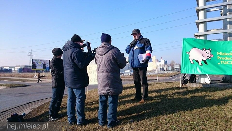 Kilkudziesięciu rolników protestowało na rondzie przy SSE Mielec