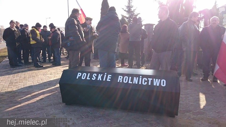 Kilkudziesięciu rolników protestowało na rondzie przy SSE Mielec