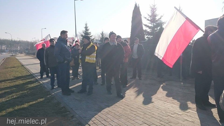 Kilkudziesięciu rolników protestowało na rondzie przy SSE Mielec