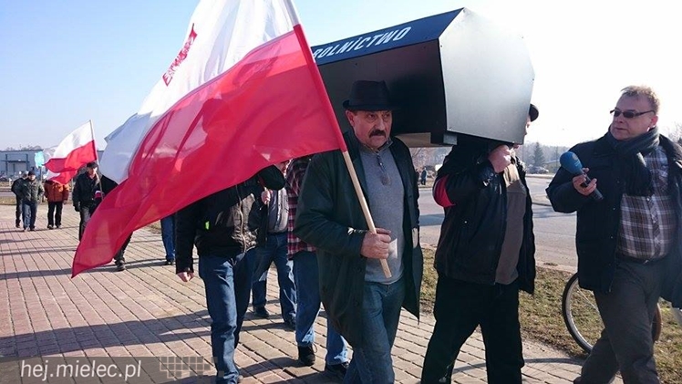 Kilkudziesięciu rolników protestowało na rondzie przy SSE Mielec