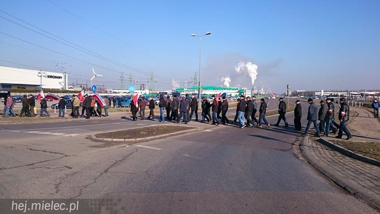 Kilkudziesięciu rolników protestowało na rondzie przy SSE Mielec