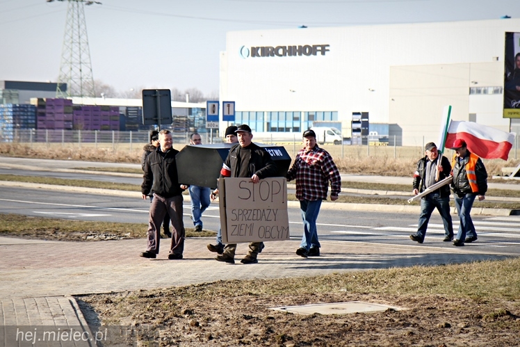 Kilkudziesięciu rolników protestowało na rondzie przy SSE Mielec