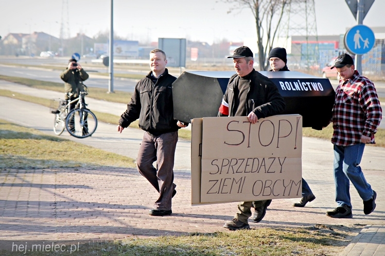Kilkudziesięciu rolników protestowało na rondzie przy SSE Mielec