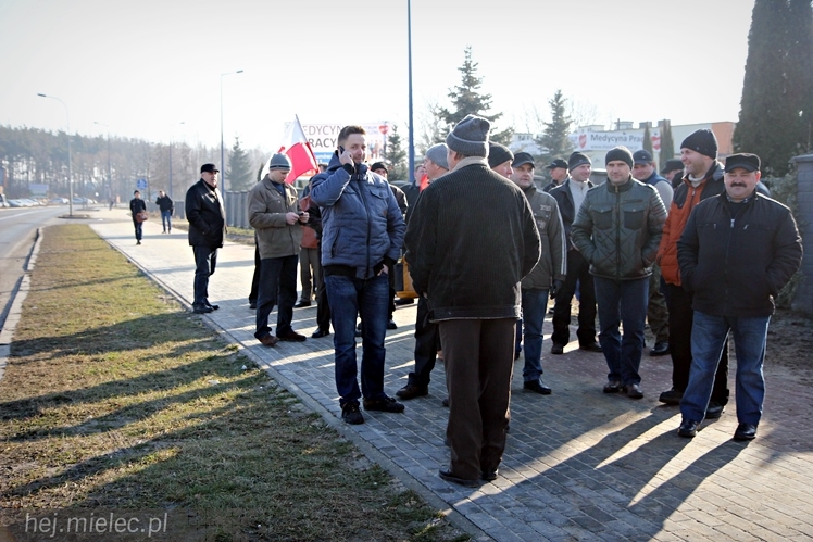 Kilkudziesięciu rolników protestowało na rondzie przy SSE Mielec