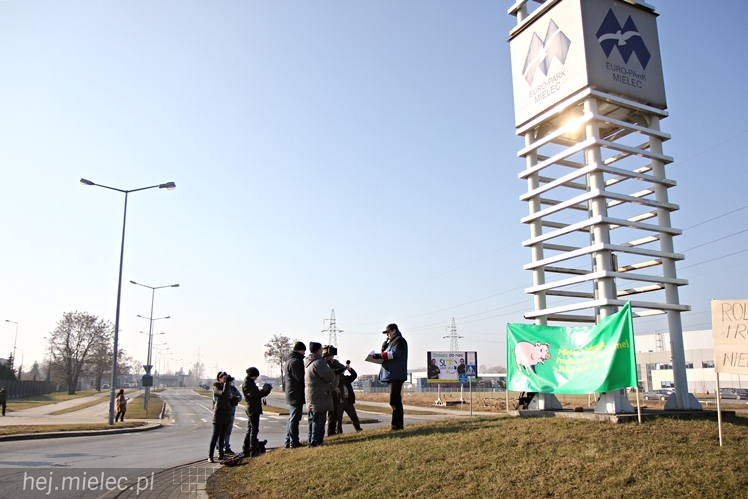 Kilkudziesięciu rolników protestowało na rondzie przy SSE Mielec