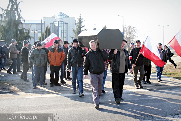 Kilkudziesięciu rolników protestowało na rondzie przy SSE Mielec