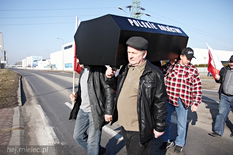 Kilkudziesięciu rolników protestowało na rondzie przy SSE Mielec
