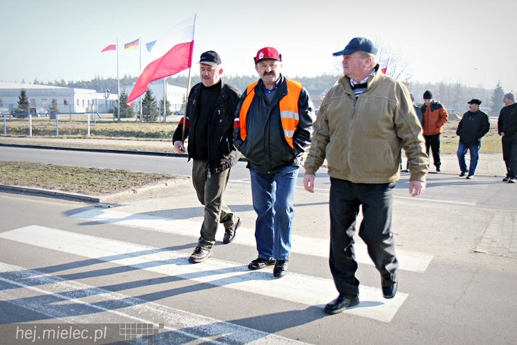 Kilkudziesięciu rolników protestowało na rondzie przy SSE Mielec