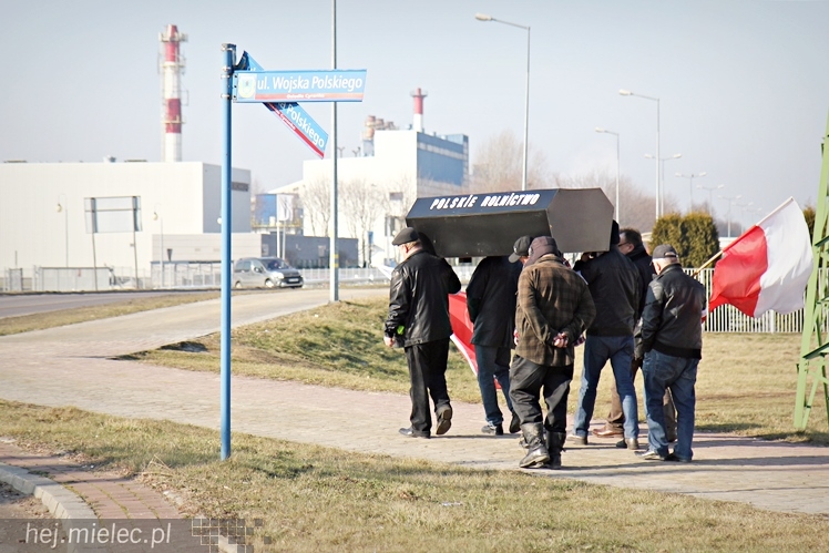 Kilkudziesięciu rolników protestowało na rondzie przy SSE Mielec