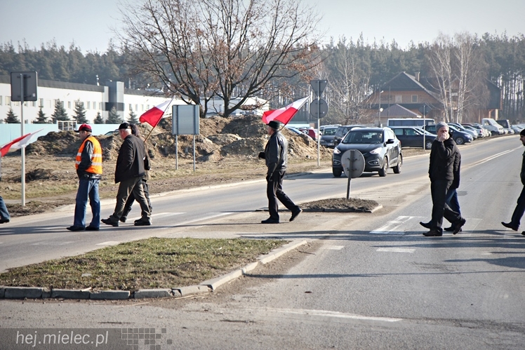 Kilkudziesięciu rolników protestowało na rondzie przy SSE Mielec