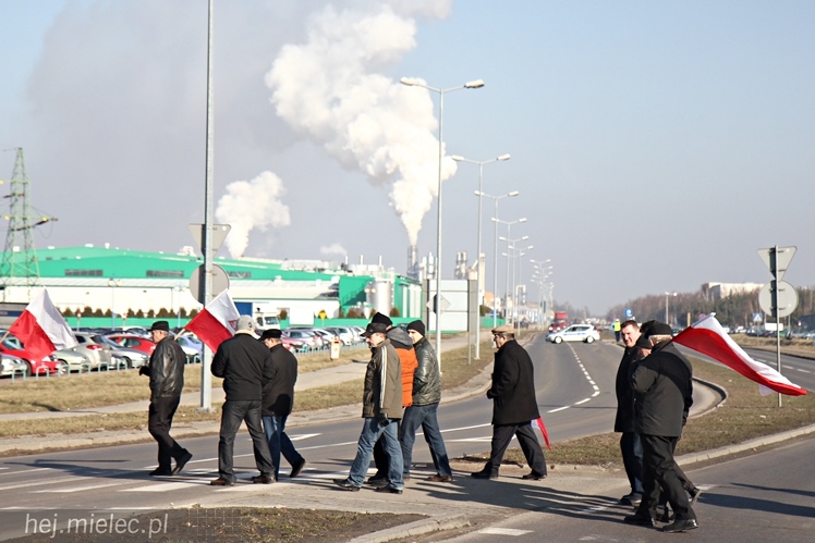 Kilkudziesięciu rolników protestowało na rondzie przy SSE Mielec