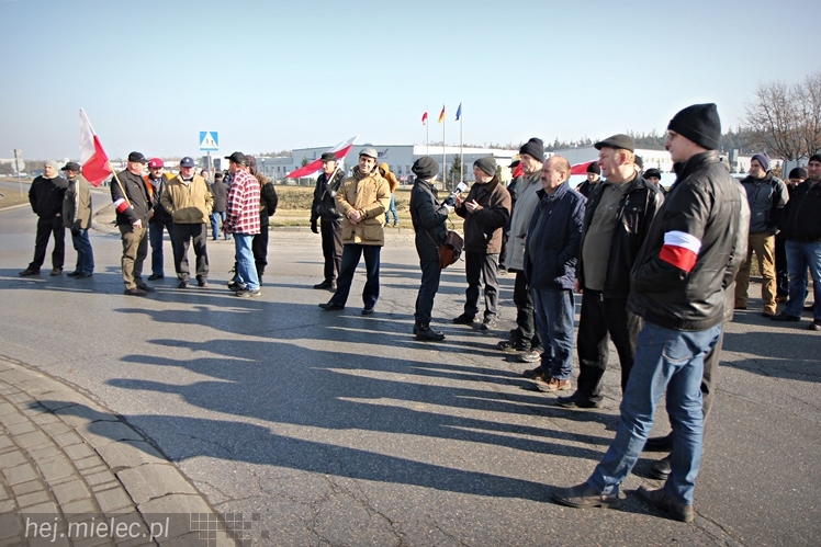 Kilkudziesięciu rolników protestowało na rondzie przy SSE Mielec