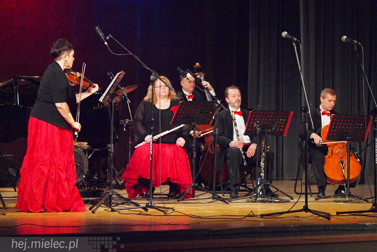 Artur Jaroń ze swoimi muzykami i solistami znów czarował mielczan