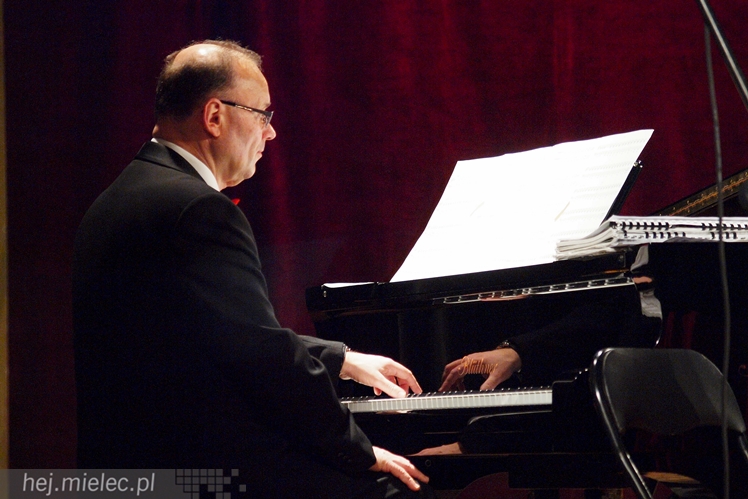 Artur Jaroń ze swoimi muzykami i solistami znów czarował mielczan