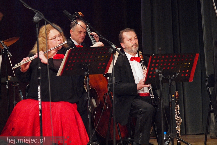 Artur Jaroń ze swoimi muzykami i solistami znów czarował mielczan
