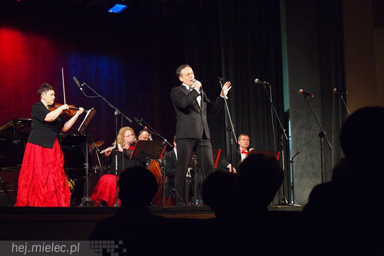 Artur Jaroń ze swoimi muzykami i solistami znów czarował mielczan