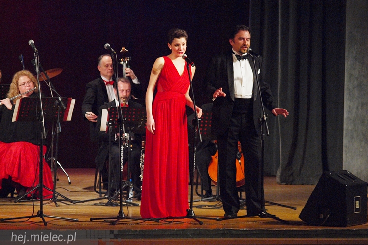 Artur Jaroń ze swoimi muzykami i solistami znów czarował mielczan