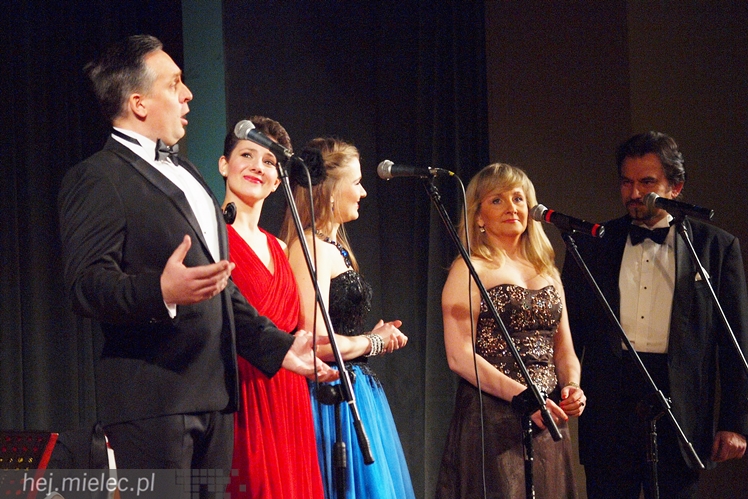 Artur Jaroń ze swoimi muzykami i solistami znów czarował mielczan