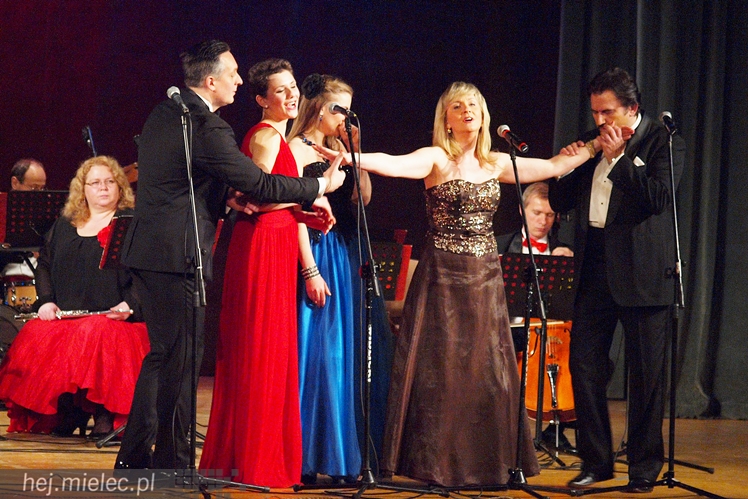 Artur Jaroń ze swoimi muzykami i solistami znów czarował mielczan