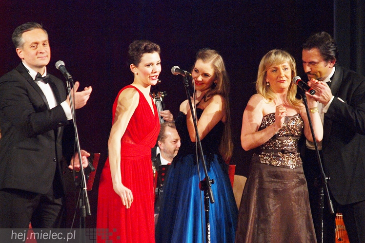 Artur Jaroń ze swoimi muzykami i solistami znów czarował mielczan