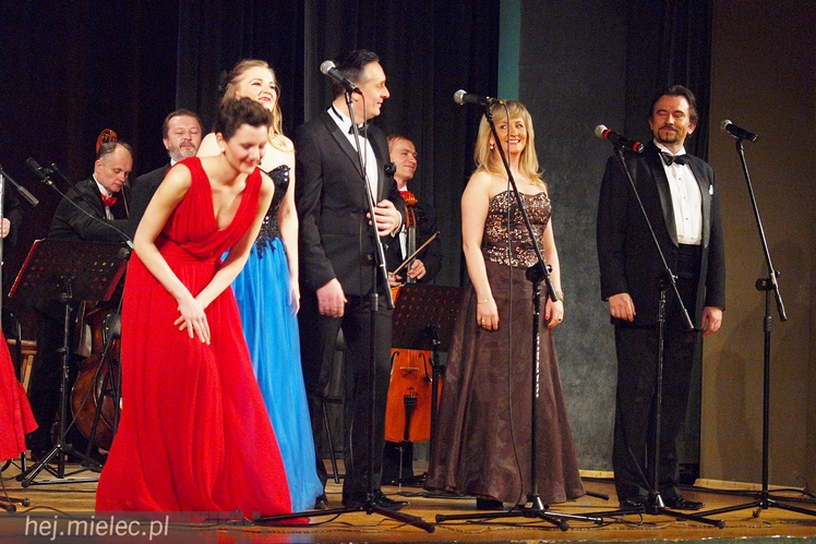 Artur Jaroń ze swoimi muzykami i solistami znów czarował mielczan